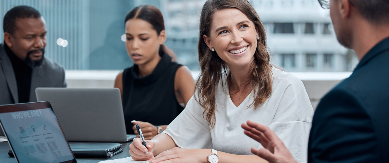 Berufliche Weiterbildung und Coaching: Menschen im Gespräch über berufliche Themen und Arbeitsprozesse.